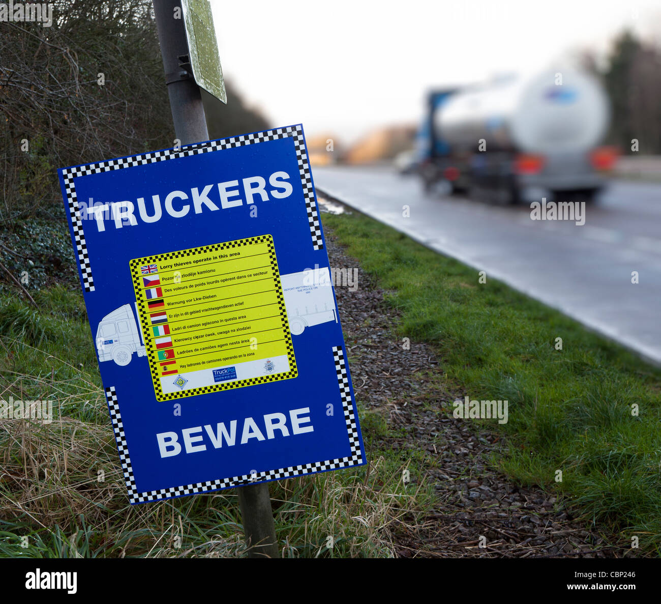 Tenga cuidado con los camioneros de robo de camiones firmar en distintos idiomas europeos en Gales layby UK Foto de stock