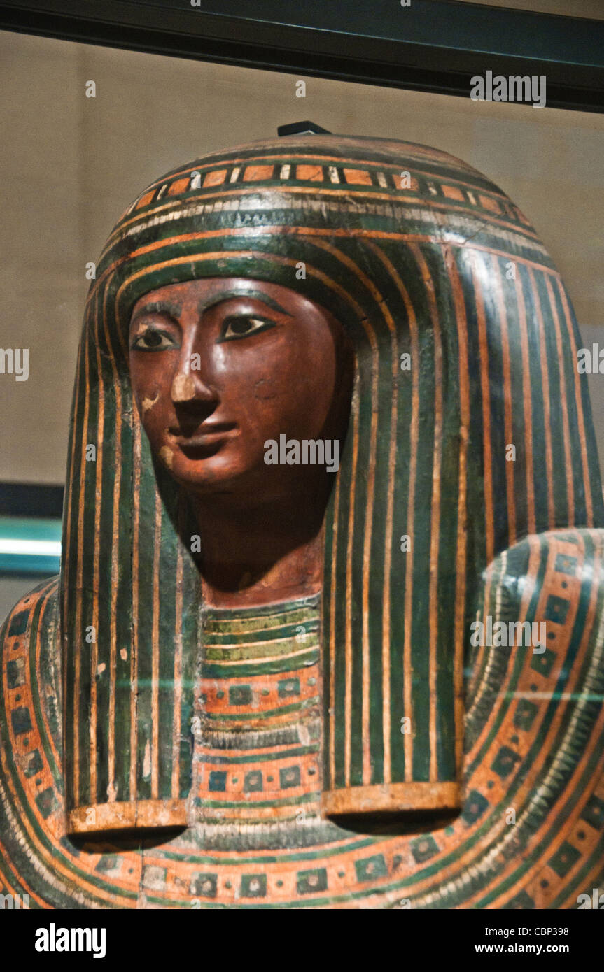 Sarcófago egipcio del museo del Louvre Foto de stock