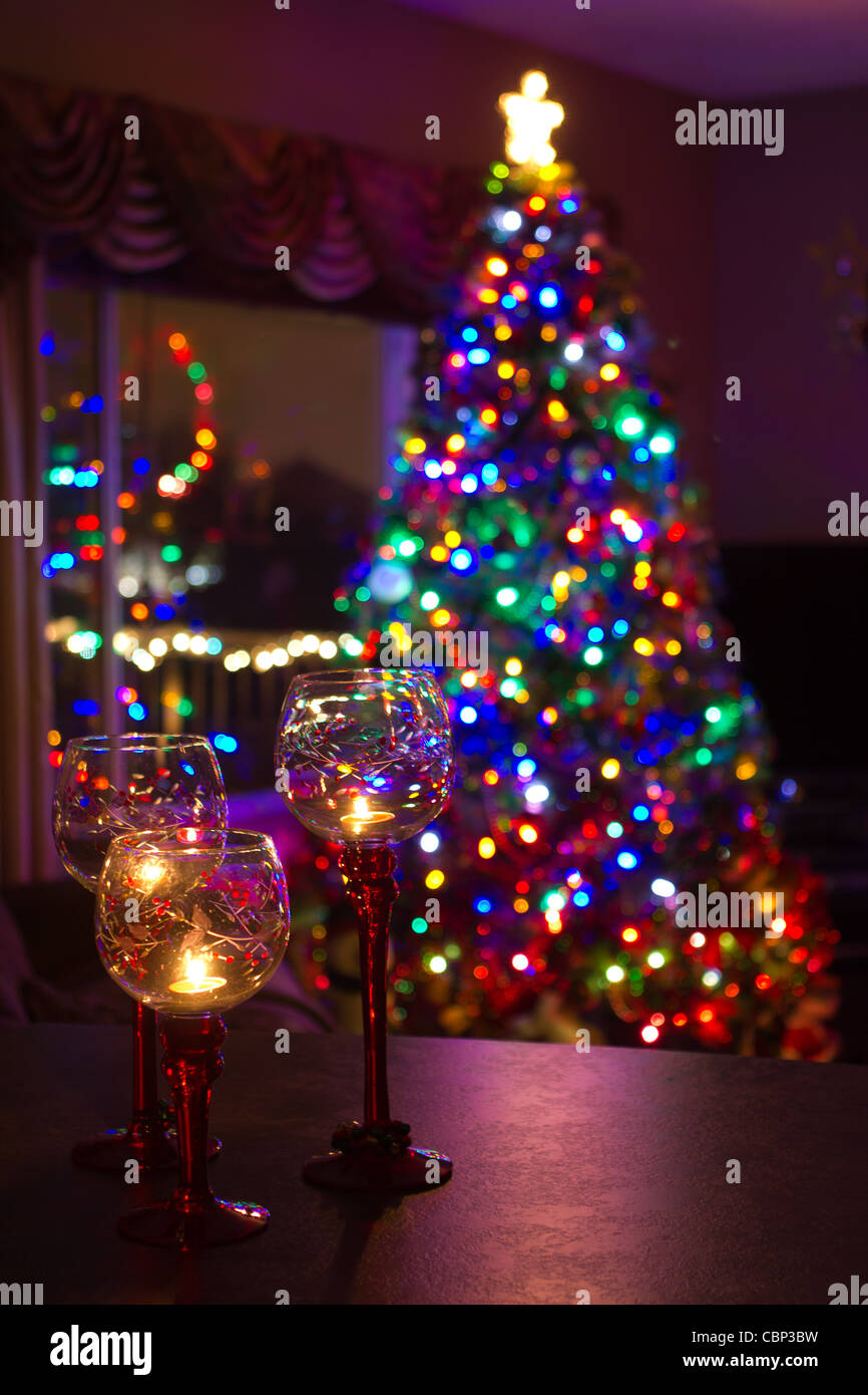 Árbol de Navidad y la luz de las velas Foto de stock