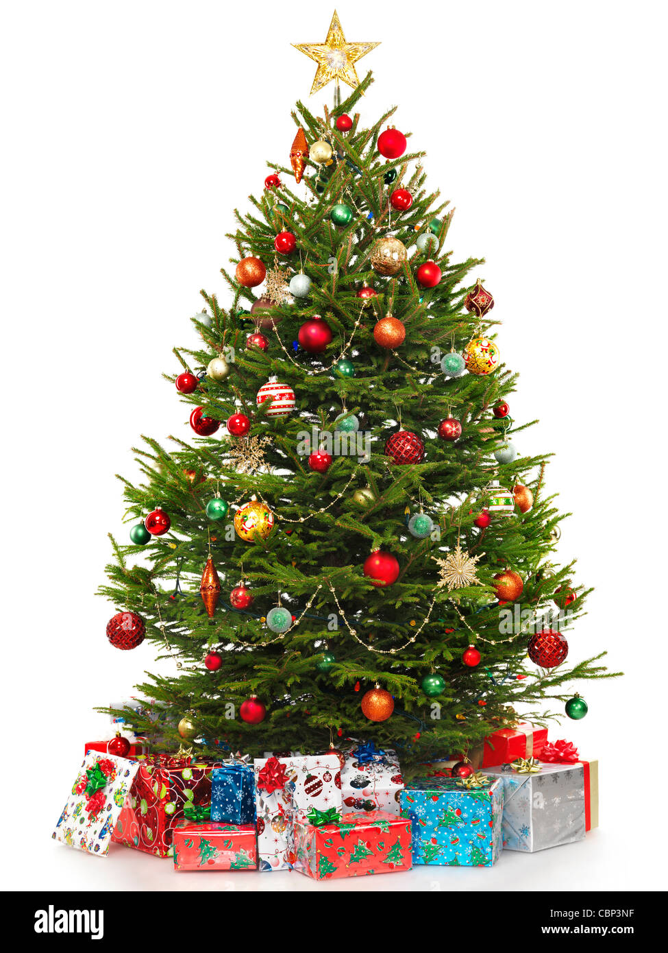 Hermoso árbol de navidad decorado con coloridos regalos envueltos bajo ella. Aislado sobre fondo blanco. Foto de stock