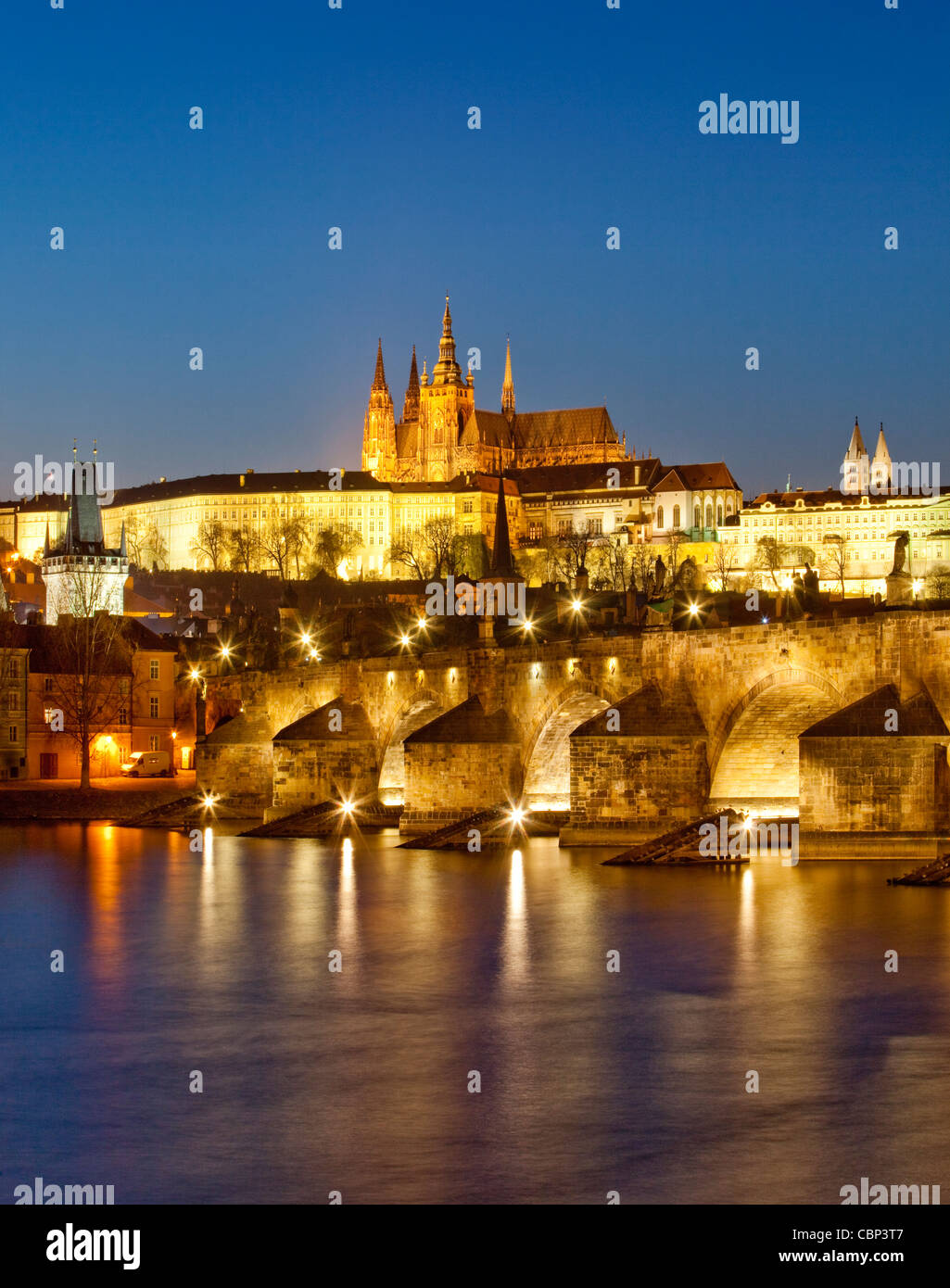 República Checa, Praga - Puente de Carlos y el castillo de hradcany al atardecer Foto de stock
