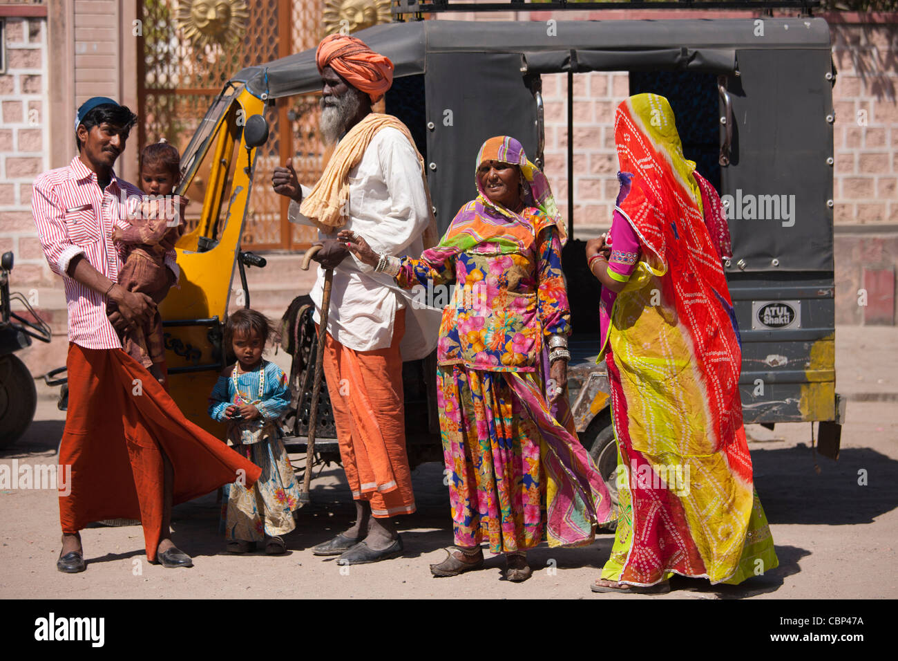 Tres generaciones de la familia india con la joven esposa embarazada por auto ricksha en Sadri ciudad de Rajasthan, en la India occidental Foto de stock