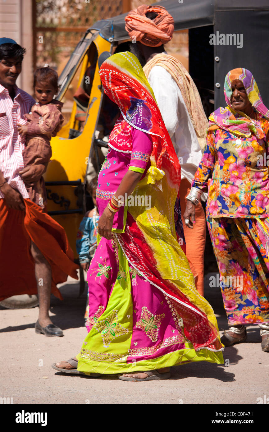 Mujer india de jóvenes embarazadas, discretamente velada con su familia en Sadri ciudad en Pali distrito de Rajasthan, en la India occidental Foto de stock