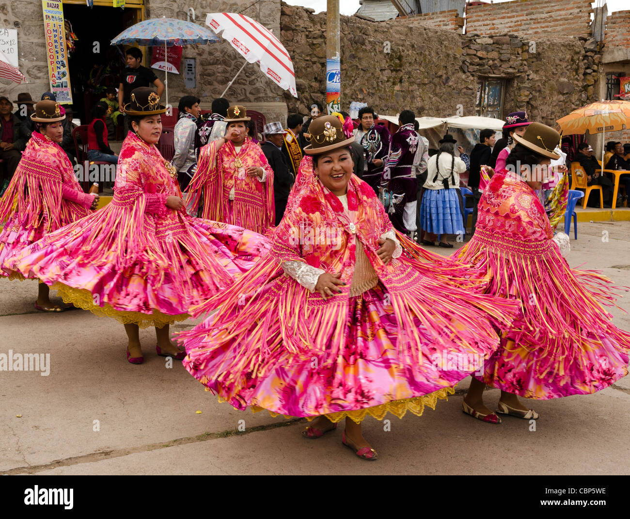 Bailarines tradicionales peruanos en la fiesta de Nuestra Señora del  Rosario en Chucuito Puno Peru Fotografía de stock - Alamy