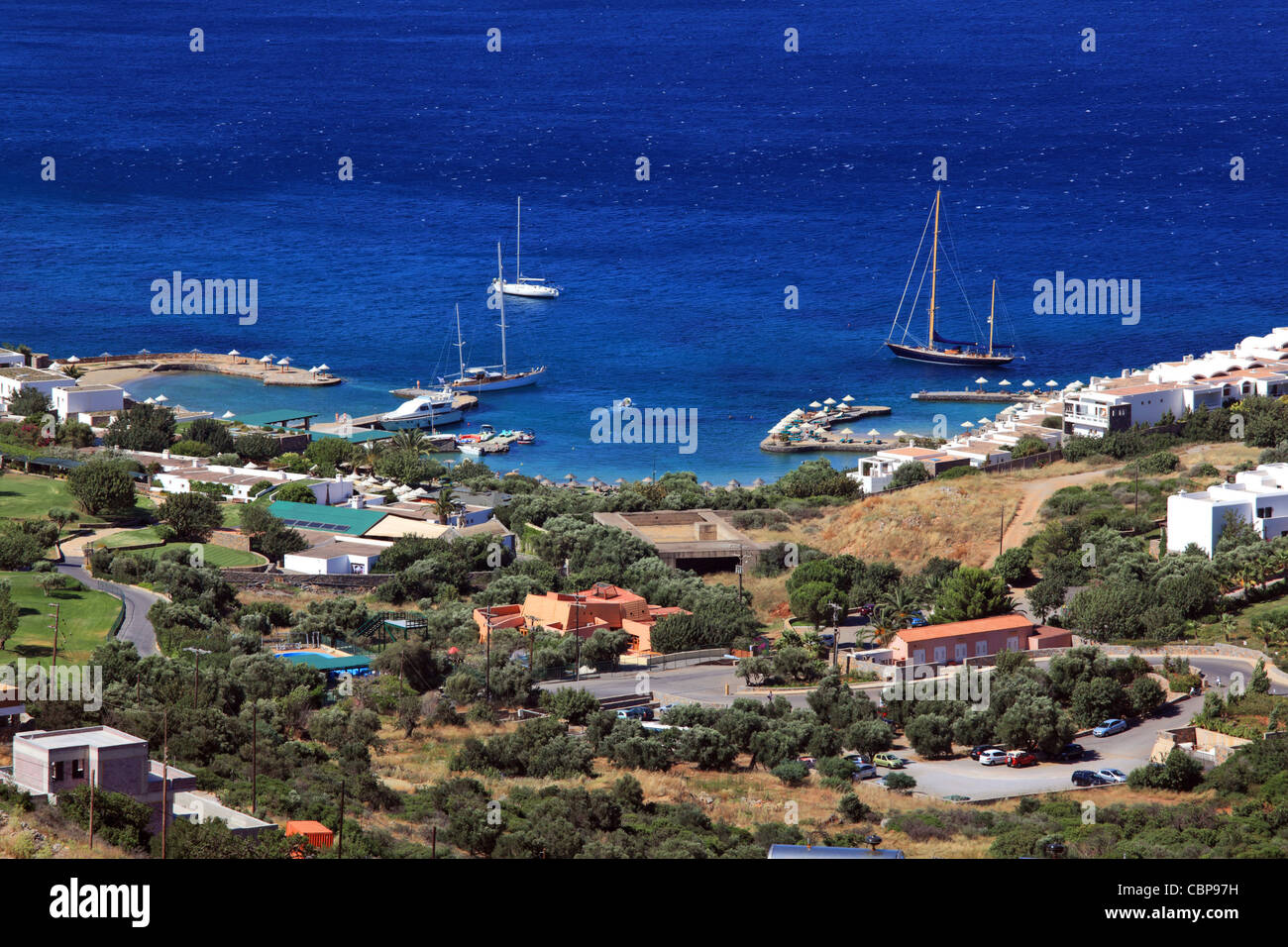 Poros, la bahía de Elounda, la provincia de Lasithi, en Creta, Grecia. Foto de stock