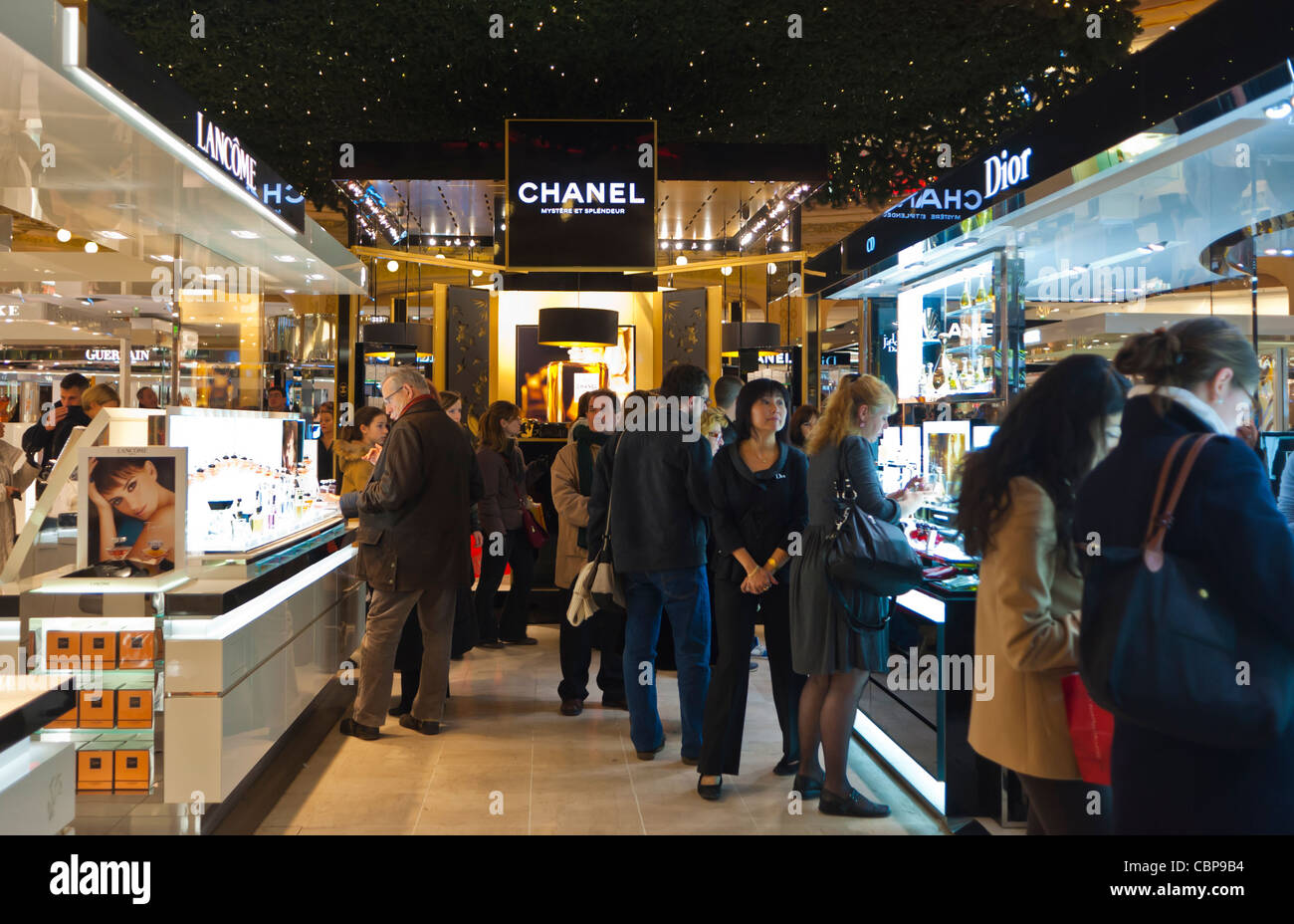 París, Francia, famosas marcas de lujo, cosméticos dentro de 'Contador' grandes almacenes Galeries Lafayette, la gente las compras de Navidad, chanel Foto de stock