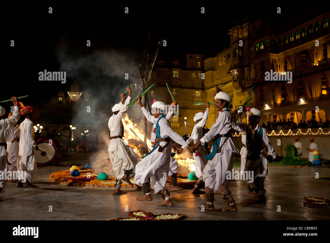 Ger tradicional bailarines en la ciudad palacio del maharajá hindú de Holi Festival de fuego, Udaipur, Rajasthan, India Foto de stock