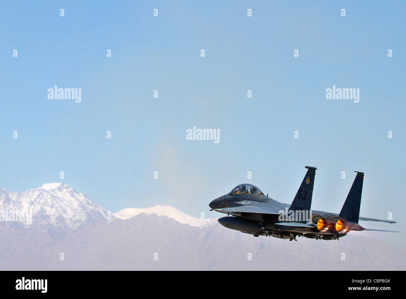 Un águila de ataque F-15E se irruge al cielo afgano el 6 de octubre. 2011. F-15s ayuda a proporcionar defensa residual de la base. Bagram Airfield es una instalación conjunta, pero su seguridad es inusual en que la defensa de la base es realizada principalmente por Airmen. Los aviadores del 455o Ala Expedicionaria Aérea trabajan duro cada día cumpliendo la misión de alas: Apoyar la lucha, defender la base y ganar. Foto de stock