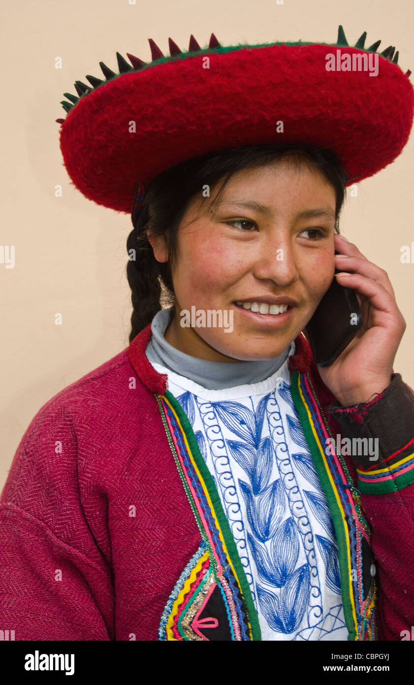 La vida moderna en el Perú mujer en traje tradicional y sombrero con teléfono celular comunicándose a través de wireless Foto de stock