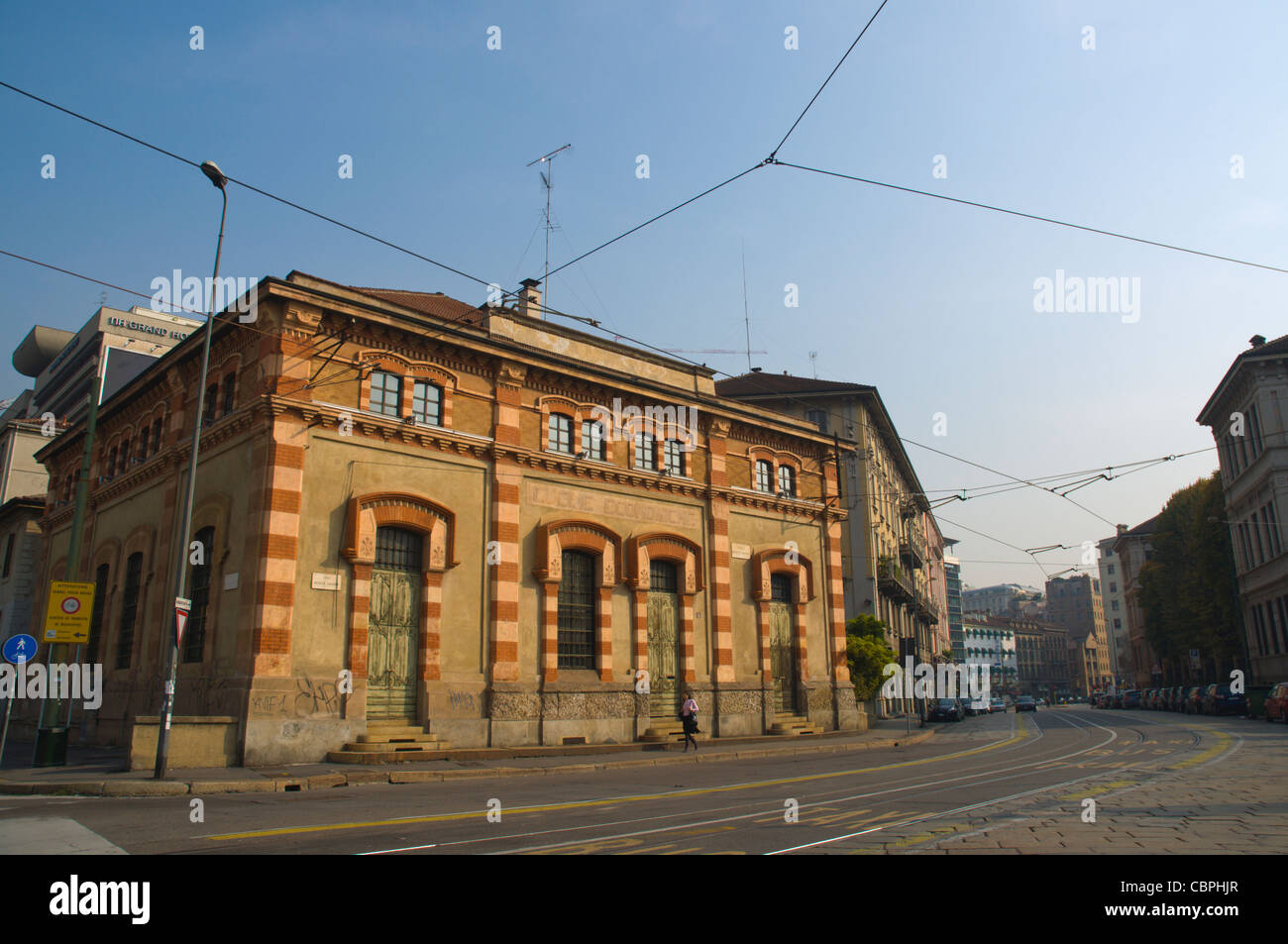 Viale Monte Grappa calle del distrito de Porta Garibaldi Milán Lombardía Italia Europa Foto de stock