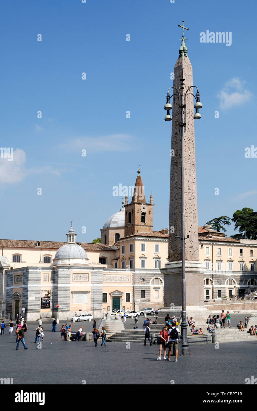 Piazza del Popolo en Roma con la iglesia de Santa Maria del Popolo y el Obelisco Flaminio. Foto de stock