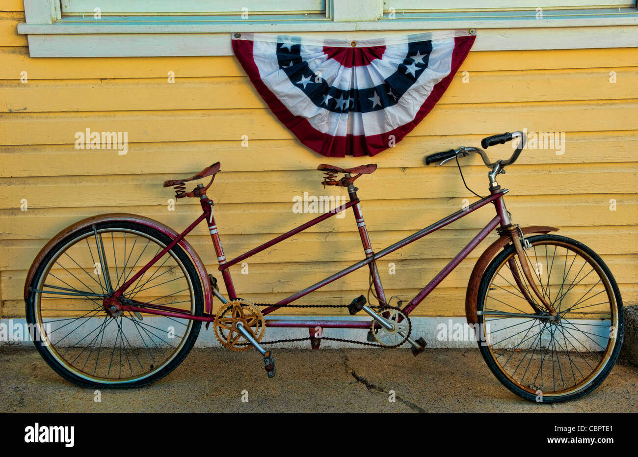 Dos pedales antigua moto construida para dos en el porche en tres  horquillas Montana Fotografía de stock - Alamy