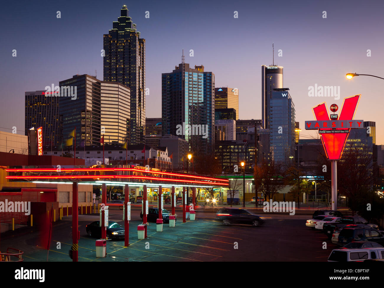 Midtown Atlanta edificios al atardecer con un restaurante de comida rápida en primer plano Foto de stock