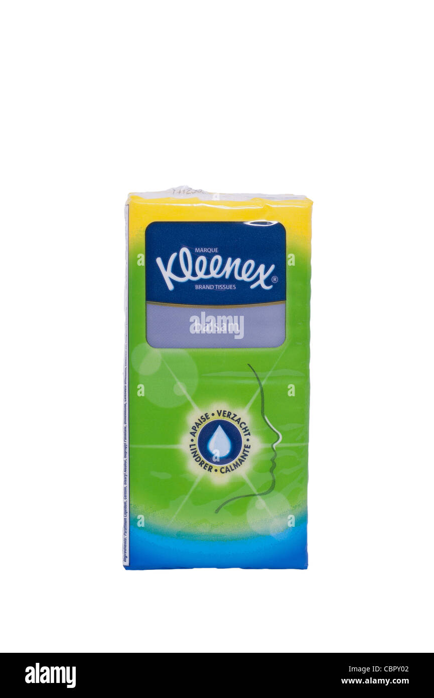 Un paquete de Kleenex balsam tejidos blandos sobre un fondo blanco. Foto de stock