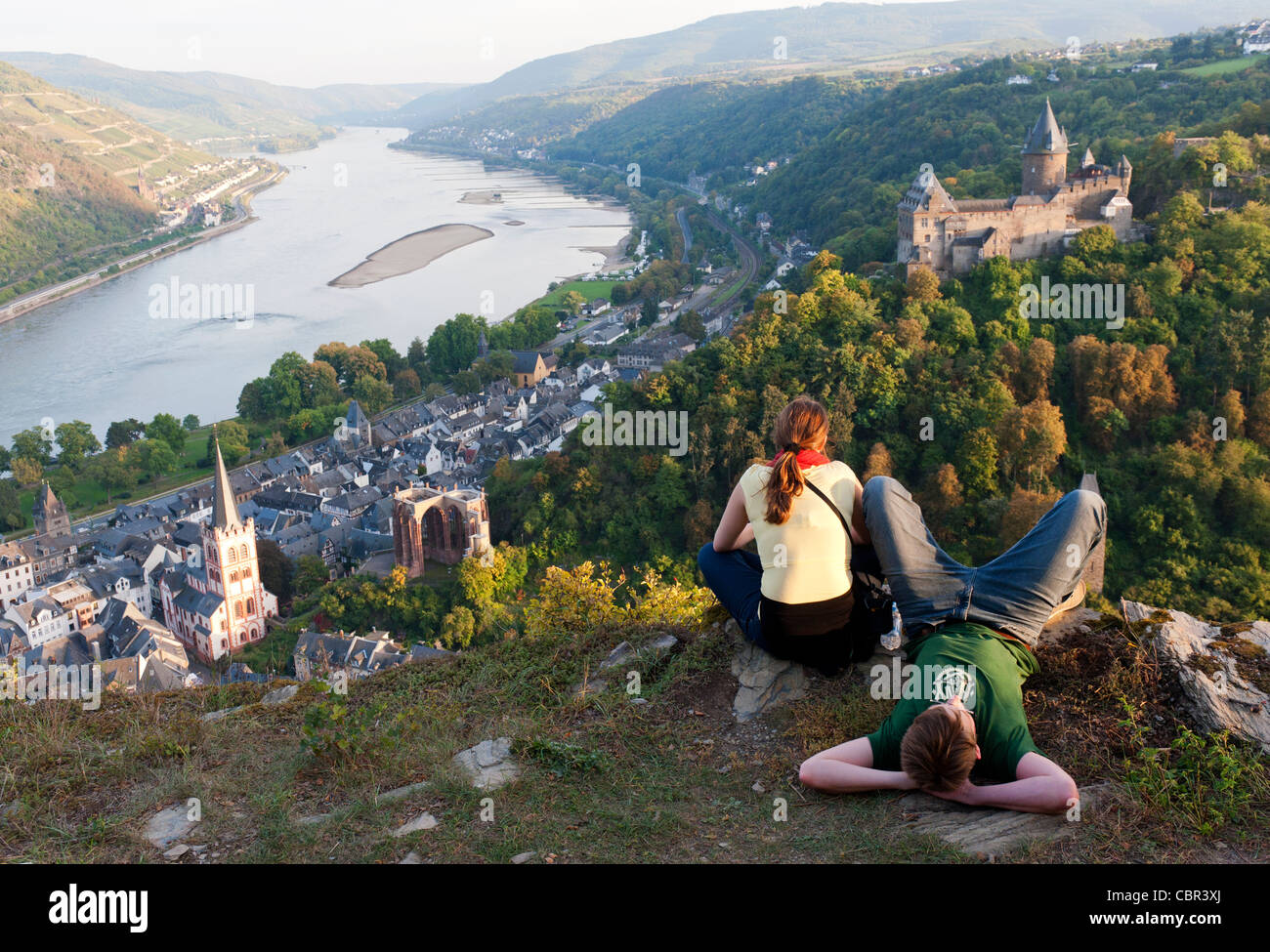 Pareja joven mirando el paisaje por encima de Bacharach aldea el romántico río Rin en Alemania Foto de stock