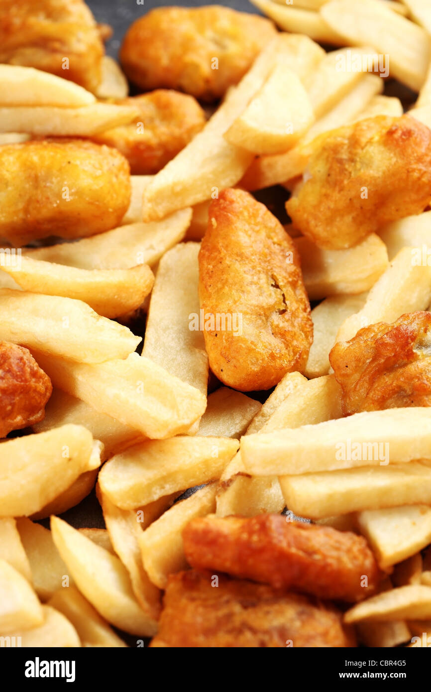 Los fritos de pescado y patatas fritas, la bandeja para hornear Fotografía  de stock - Alamy