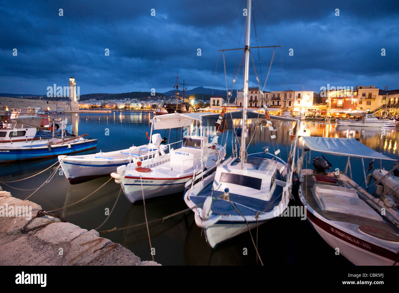 Atardecer sobre el puerto veneciano de Rethymnon, Creta, Grecia. Foto de stock