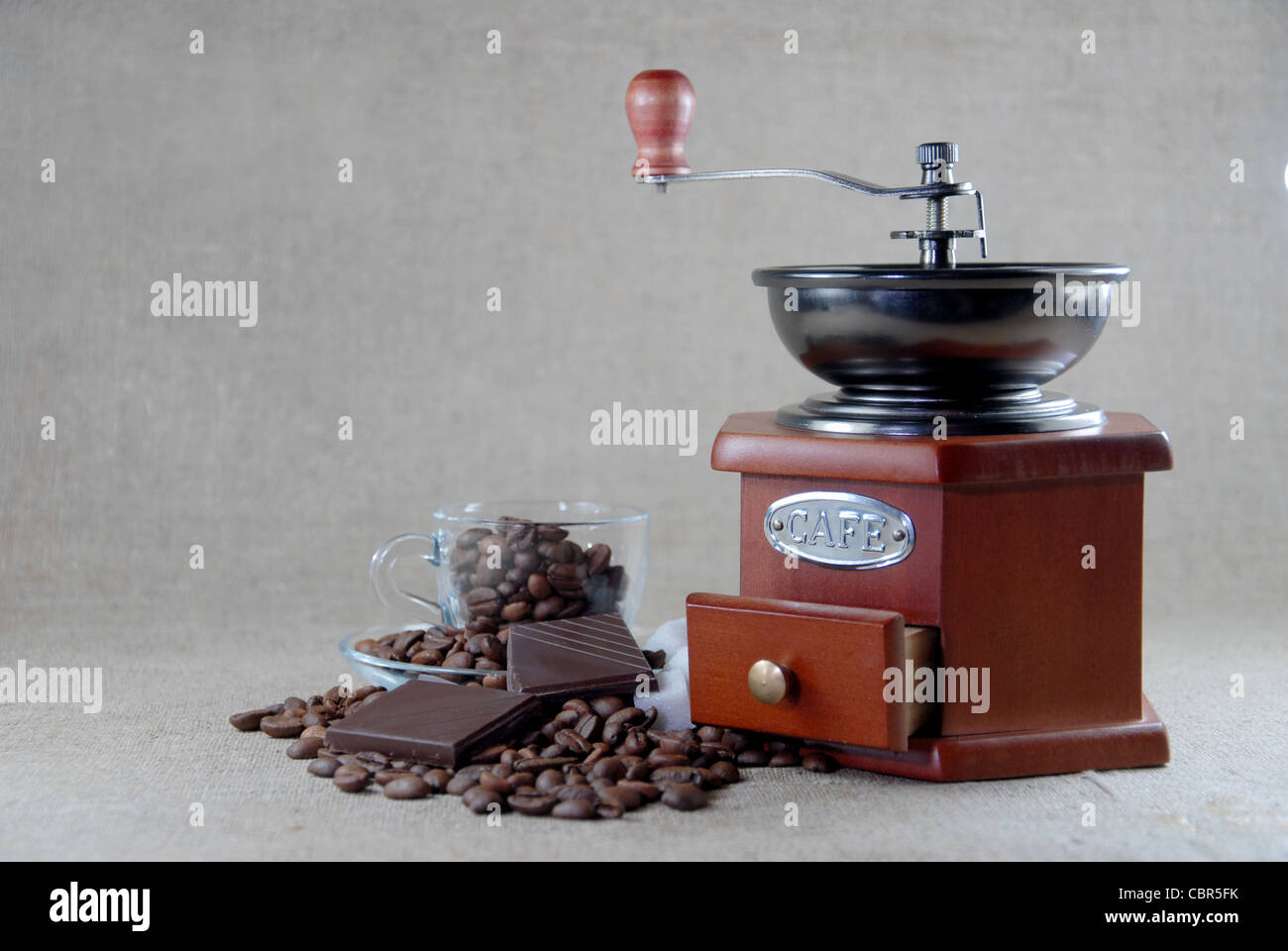 Molinillo de madera de café y frijoles y vaso Foto de stock