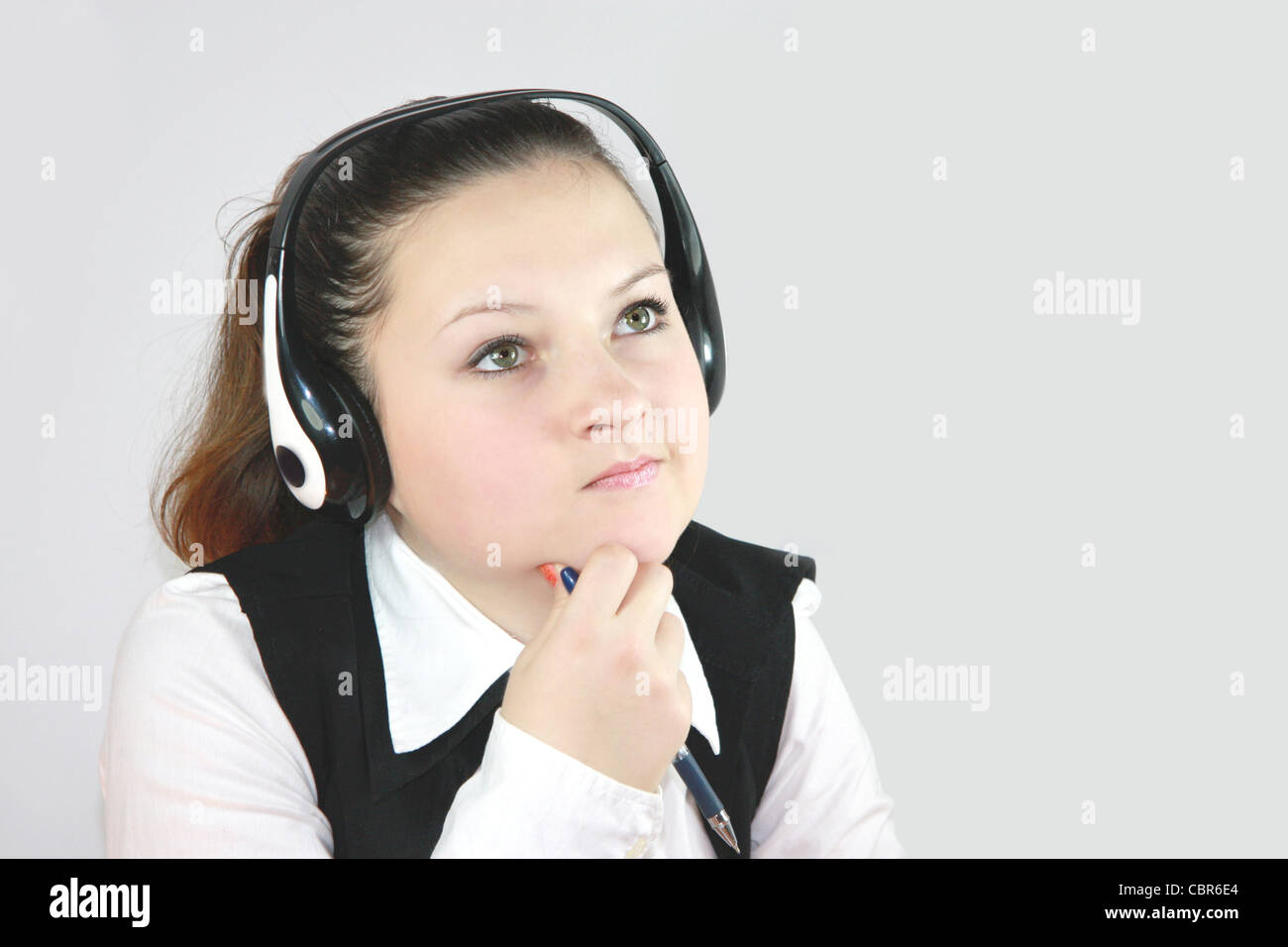 Un joven trabajador de oficina chica en operador de auriculares Foto de stock