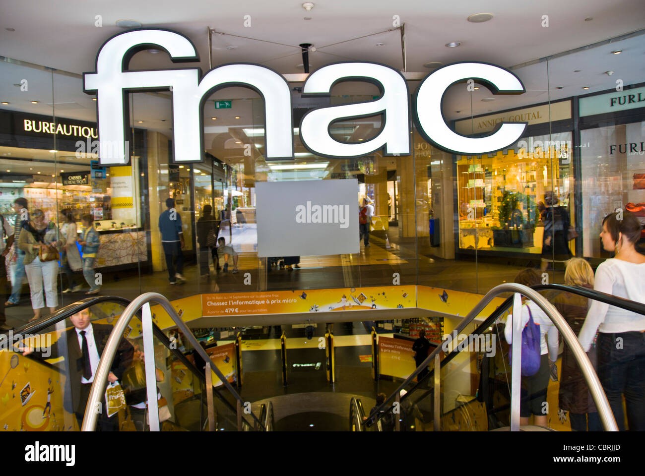 Fnac Paris Champs Elysées Avenue Des Champs élysées Paris París, Francia, FNAC Tienda Audiovisual, detalle firmar, en el centro