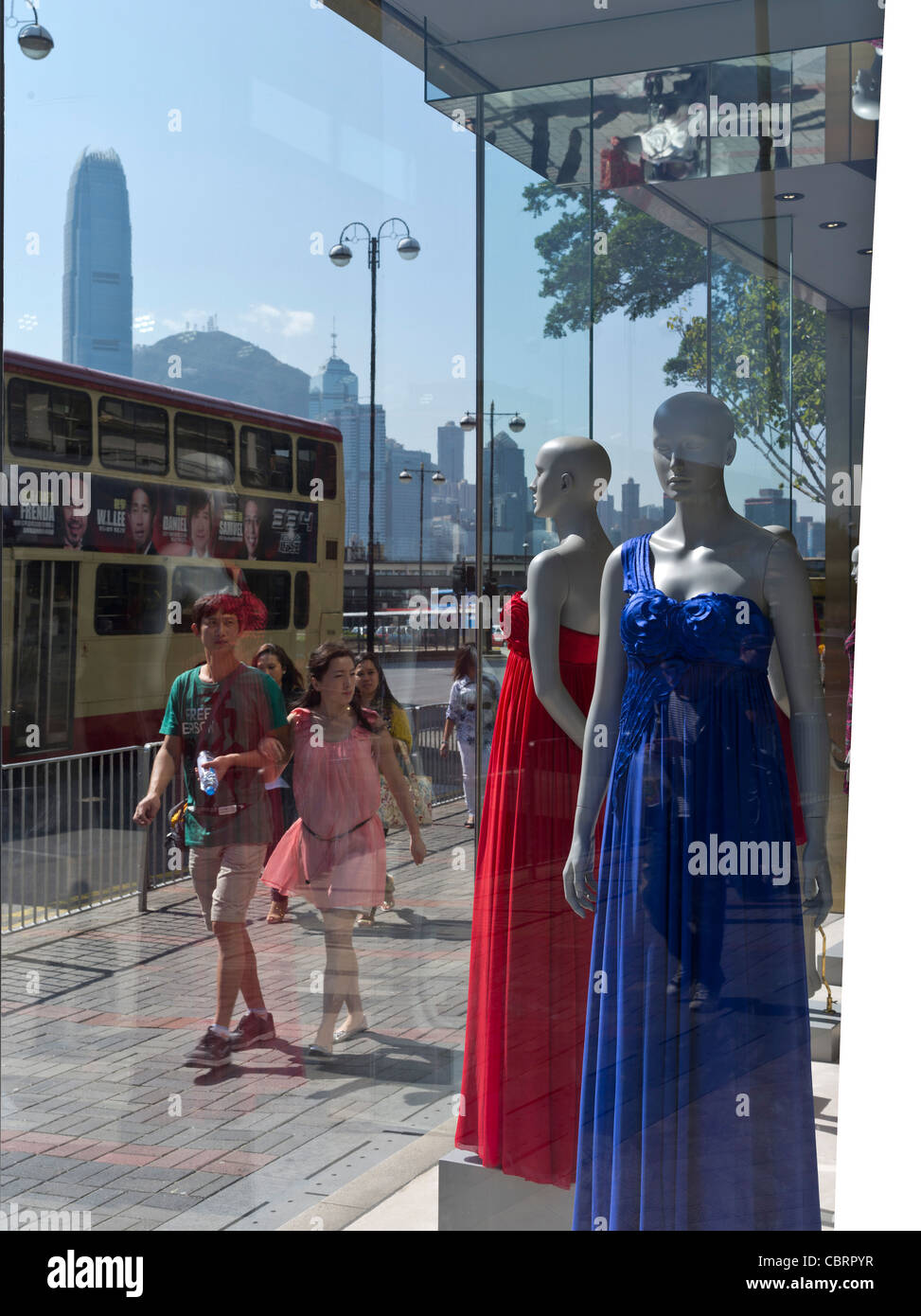 Dh Asia turismo HONG KONG Tsim Sha Tsui gastos moda dress shop y dos turistas personas Foto de stock