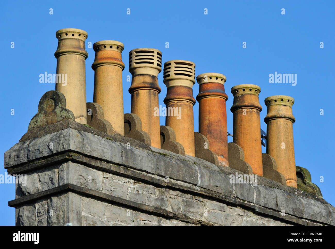 Pila de la chimenea con siete ollas y ornamentación en piedra. Aynam Road, en Kendal, Cumbria, Inglaterra, Reino Unido, Europa. Foto de stock