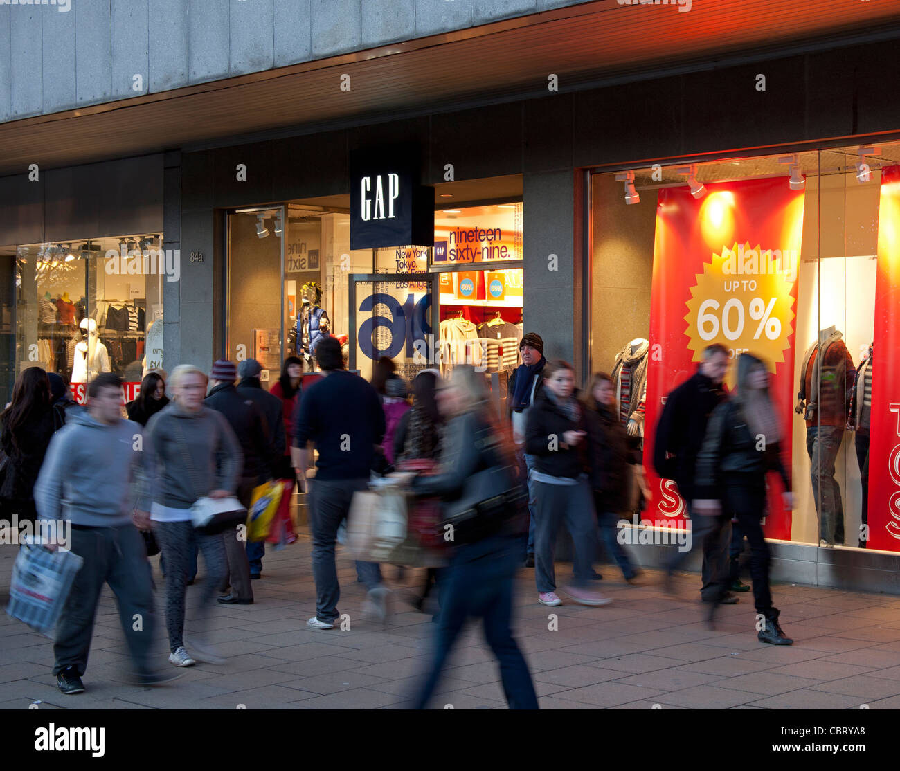 Brecha tienda de compras con venta Princes Street, Edimburgo, Escocia, Reino Unido Europa Foto de stock