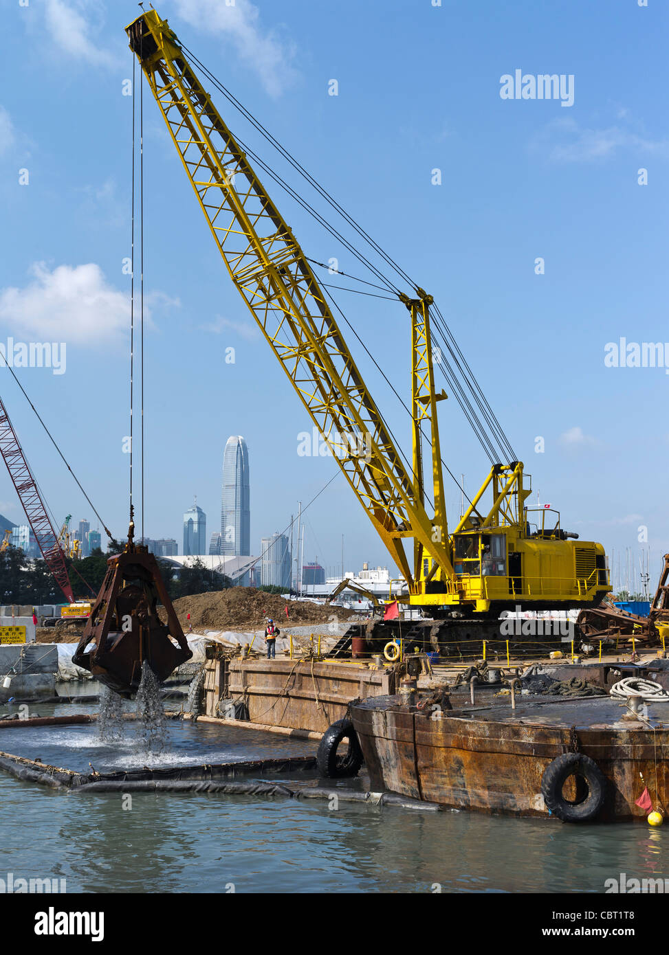 dh CAUSEWAY BAY HONG KONG Cranes dragado puerto reclamar tierra para Central Wan Chai carretera de circunvalación ingeniería puerto construcción de recuperación china Foto de stock