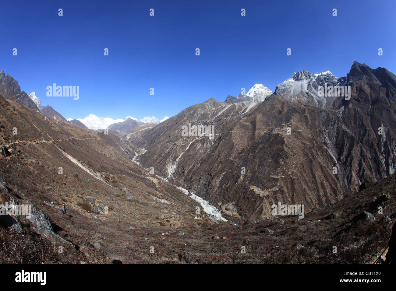 Panorama del valle de Gokyo en el Himalaya Foto de stock