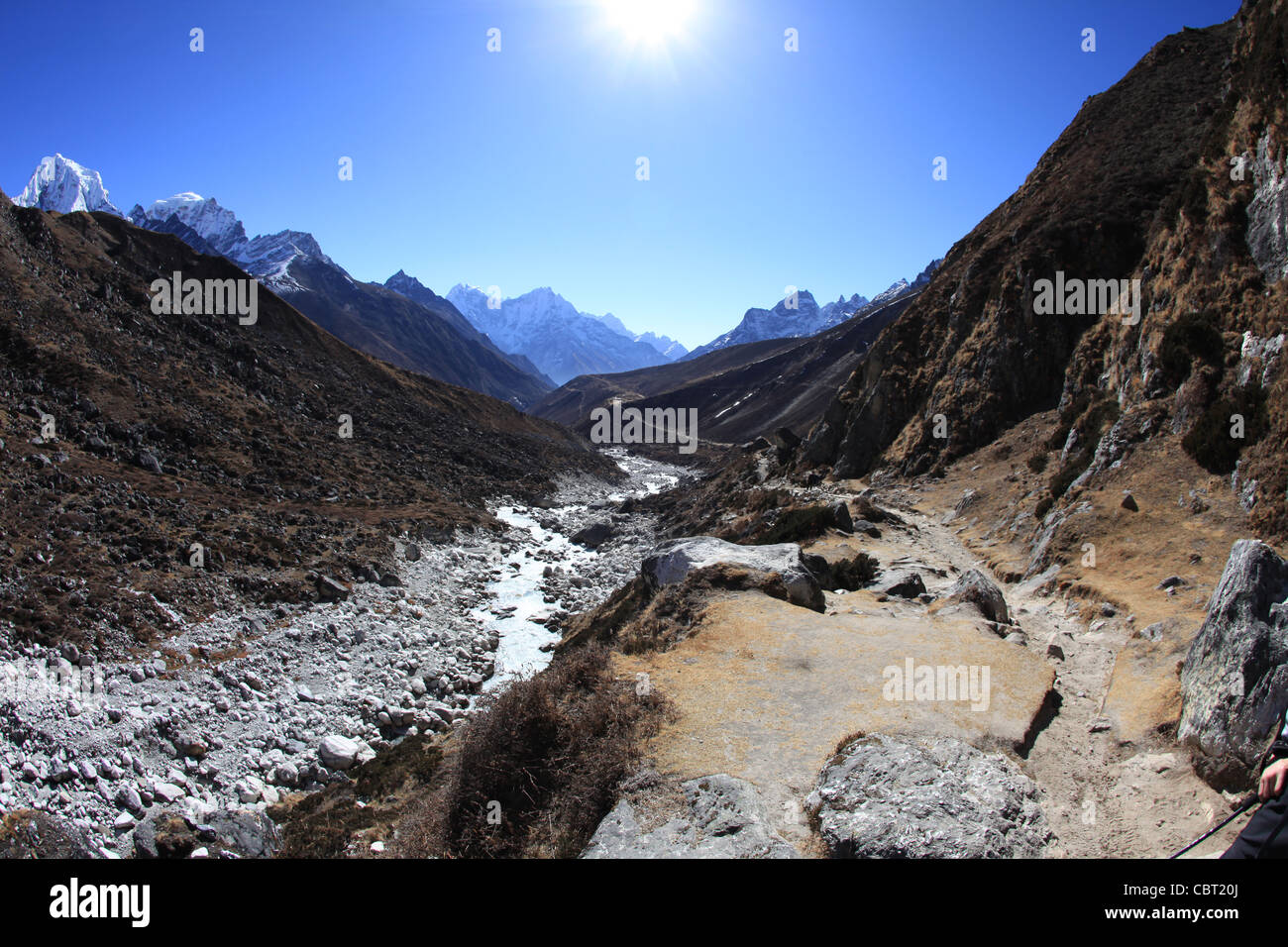 Vista del Valle de Gokyo River en el Himalaya Foto de stock