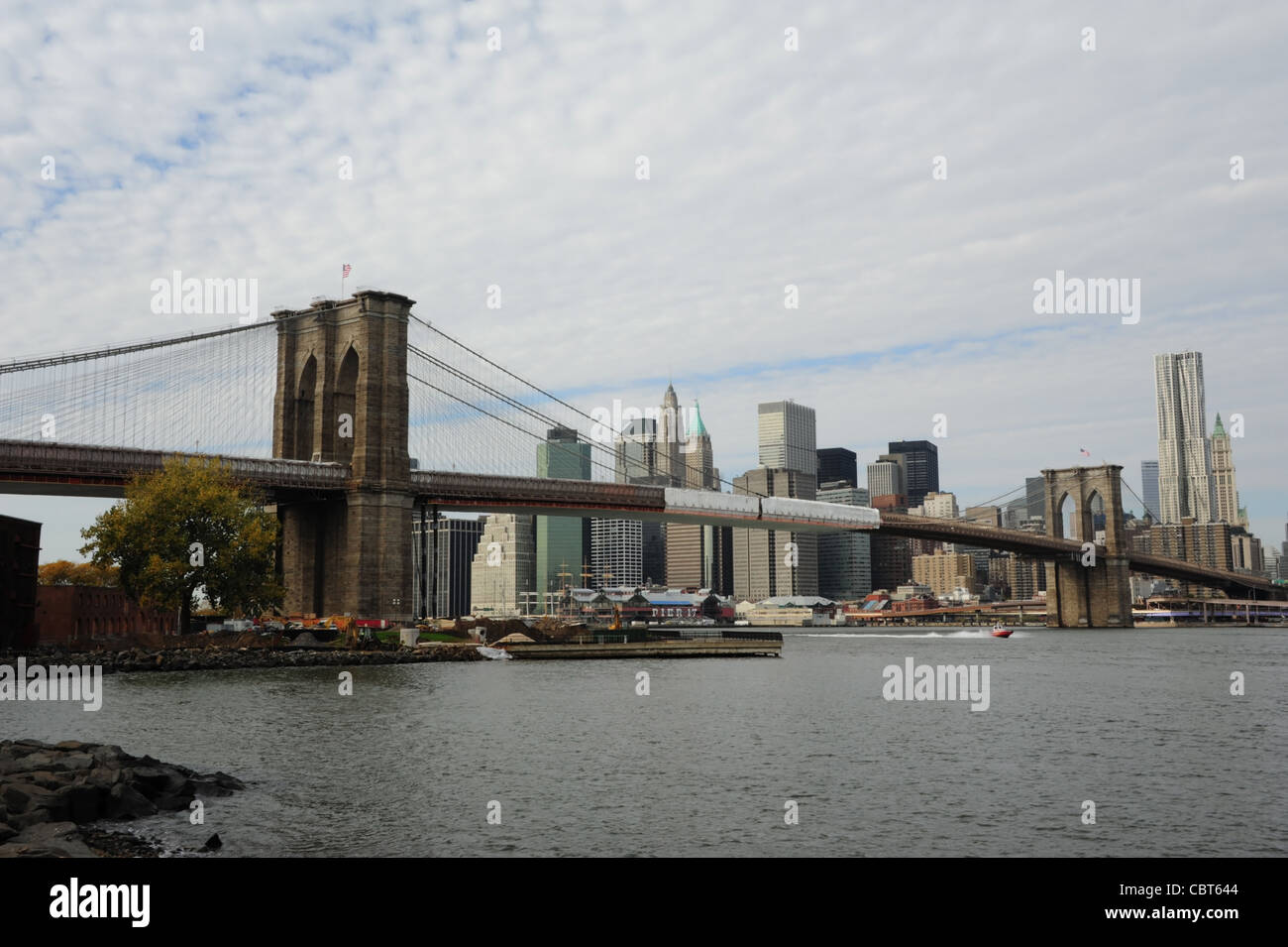 Vista otoñal del río East hacia Brooklyn Bridge, Pier 17 y rascacielos