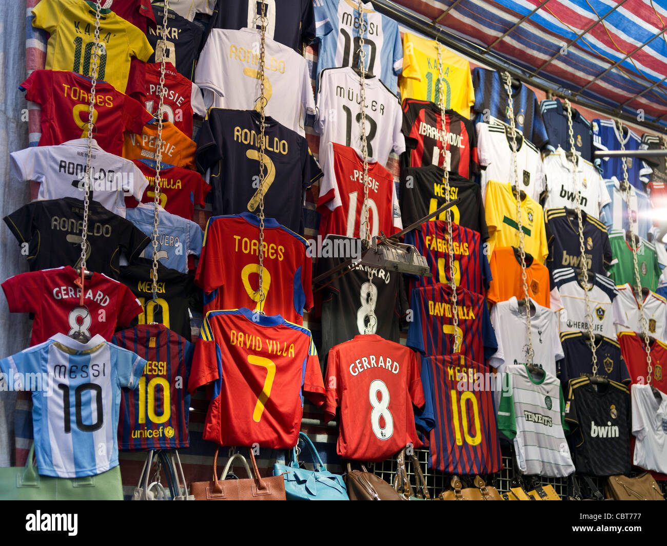 dh Mongkok mercado stall MONG KOK HONG KONG China Fake camisetas de fútbol  falsificaciones venta de productos réplicas de asia Fotografía de stock -  Alamy