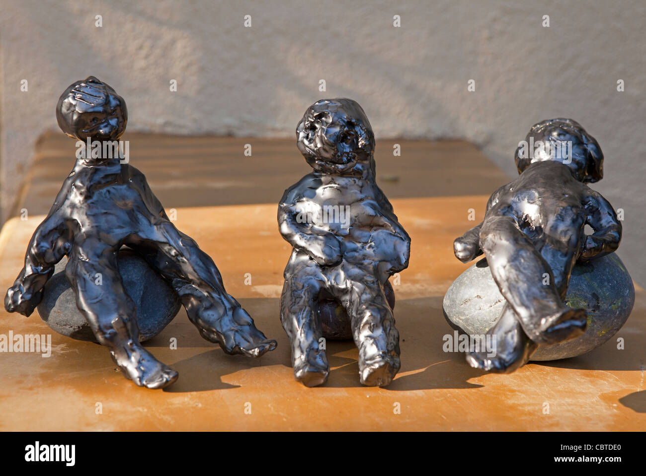 Esculturas de arcilla hechas por niños tienen un barniz de peltre