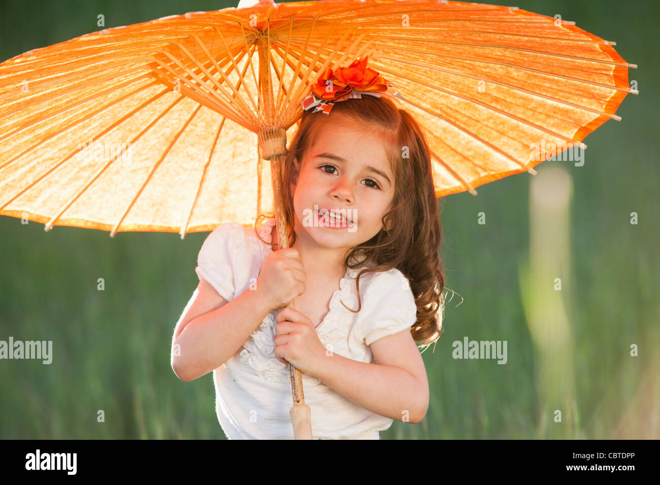 Caucasian Chica sujetando la sombrilla Fotografía de stock - Alamy