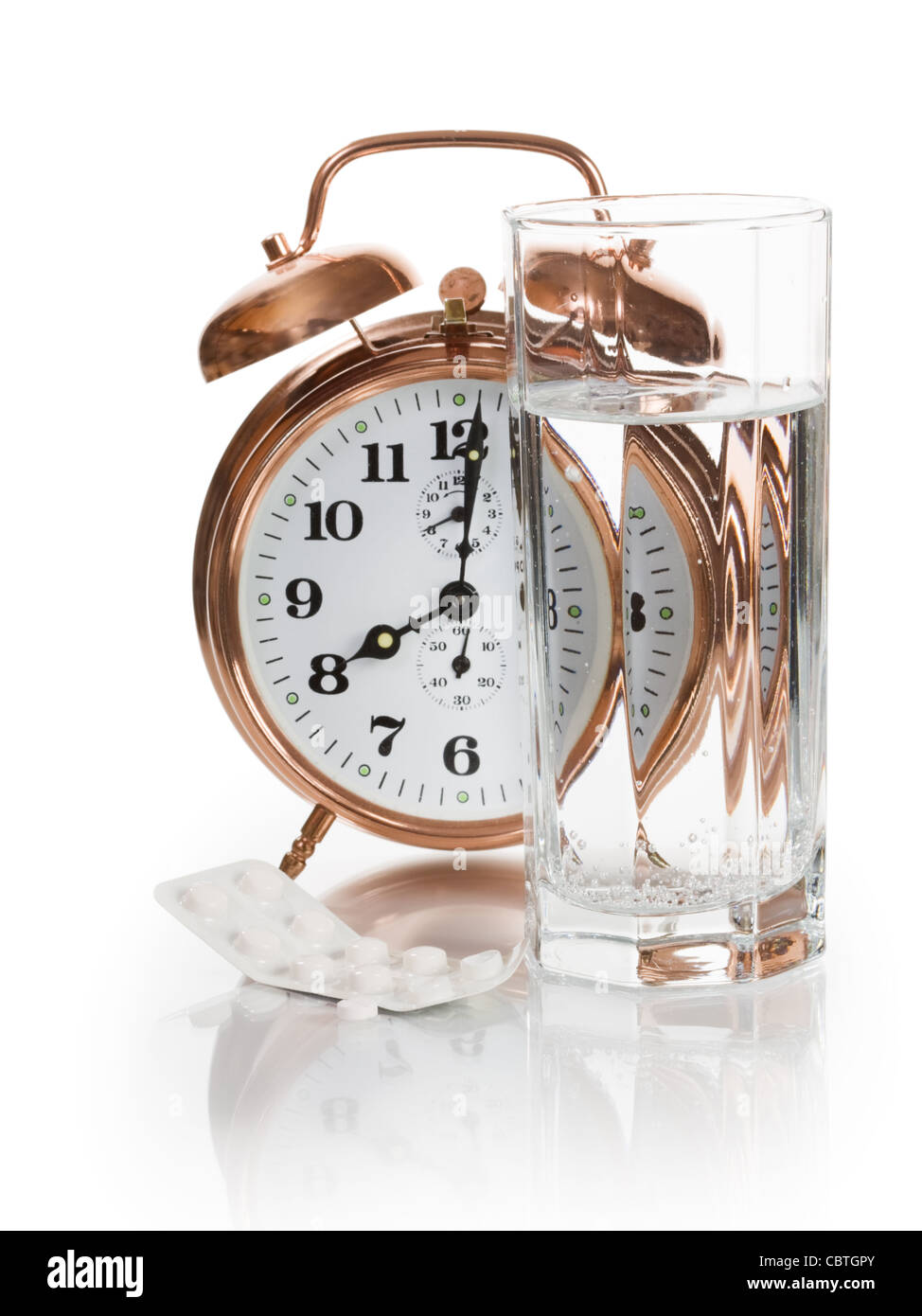 Reloj despertador y vaso de agua Im genes recortadas de stock Alamy