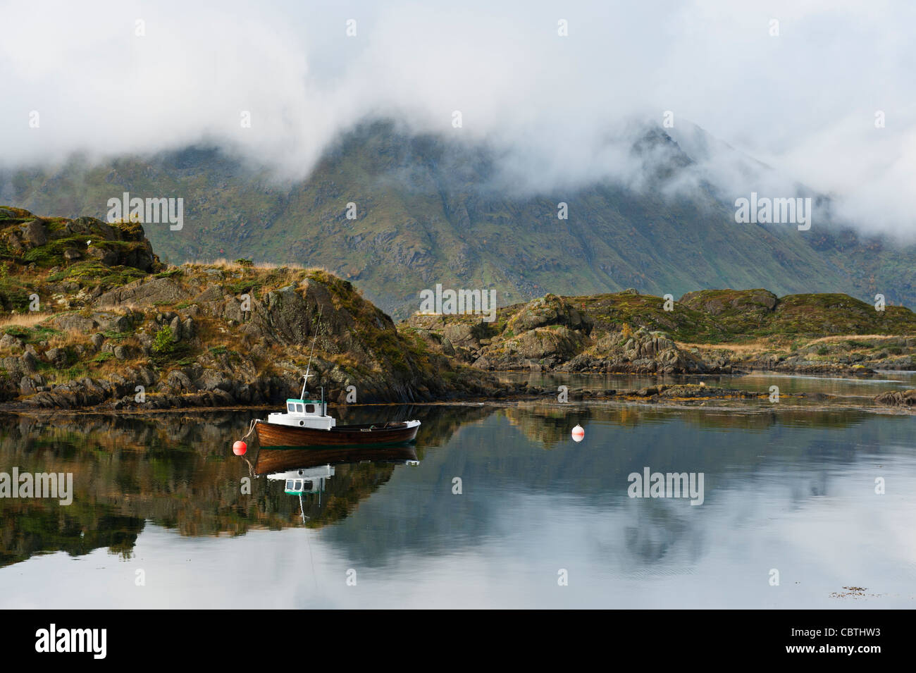 Pequeño barco pesquero en el atraque, Steine, islas Lofoten, Noruega Foto de stock