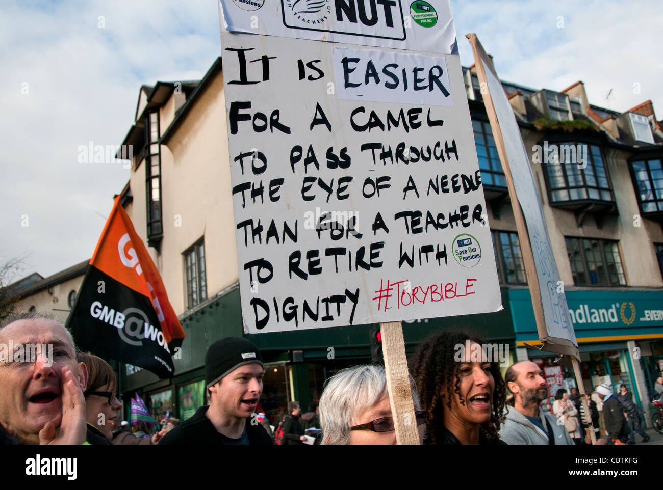 Los huelguistas protestan contra el gobierno las reformas de pensiones en Gran Bretaña la primera huelga de masas en 30 años. Londres, Reino Unido. 30 Nov 2011 Foto de stock