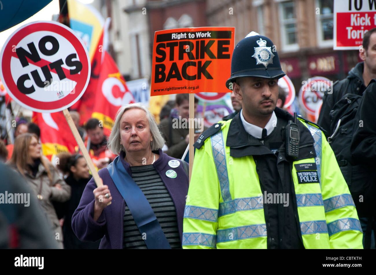 Los huelguistas protestan contra el gobierno las reformas de pensiones en Gran Bretaña la primera huelga de masas en 30 años. Londres, Reino Unido. 30 Nov 2011 Foto de stock