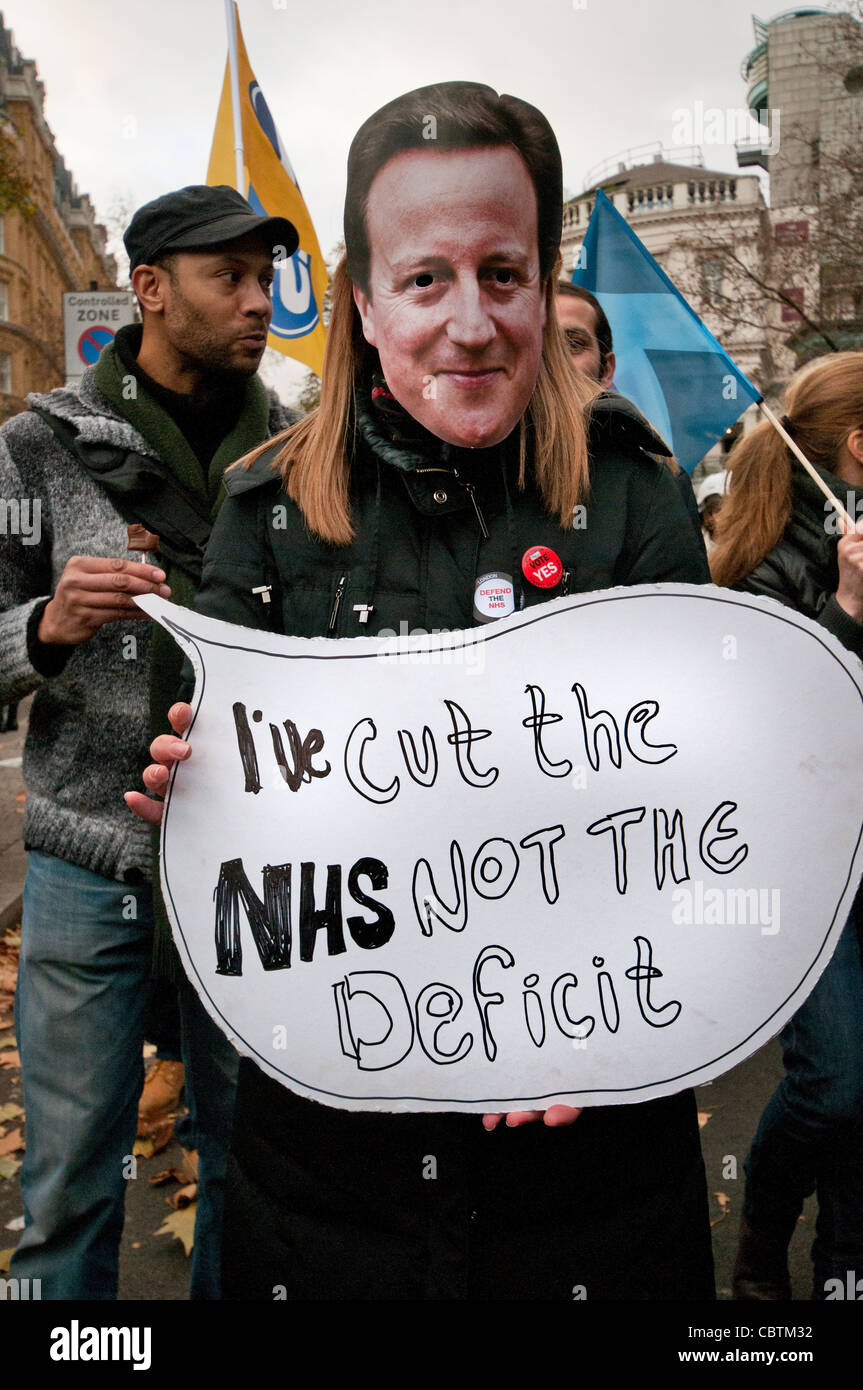 Los huelguistas protestan contra el gobierno las reformas de pensiones en Gran Bretaña la primera huelga de masas en 30 años. Londres, Reino Unido. 30 Nov 2011 Foto de stock