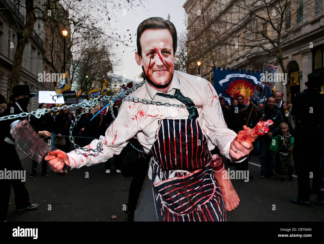 Los huelguistas protestan contra el gobierno las reformas de pensiones en Gran Bretaña la primera huelga de masas en 30 años. Londres, Reino Unido. 30 Nov 2011 Foto de stock