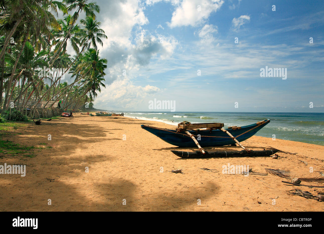 Catarmaran varado en Shoreline Wadduwa Océano Índico Sri Lanka Asia Foto de stock