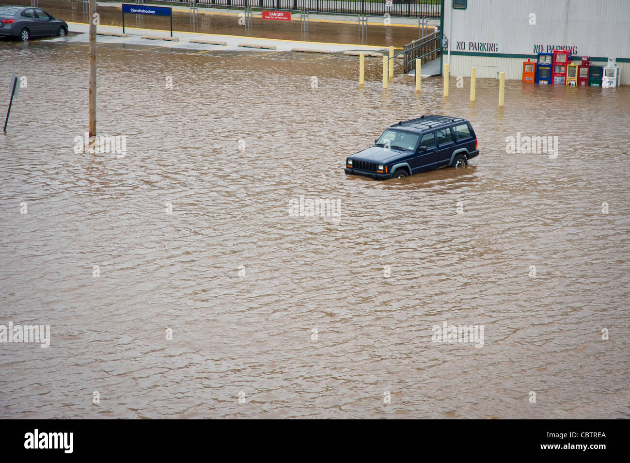 Coche en inundaciones, área inundada, Filadelfia, EE.UU. Foto de stock