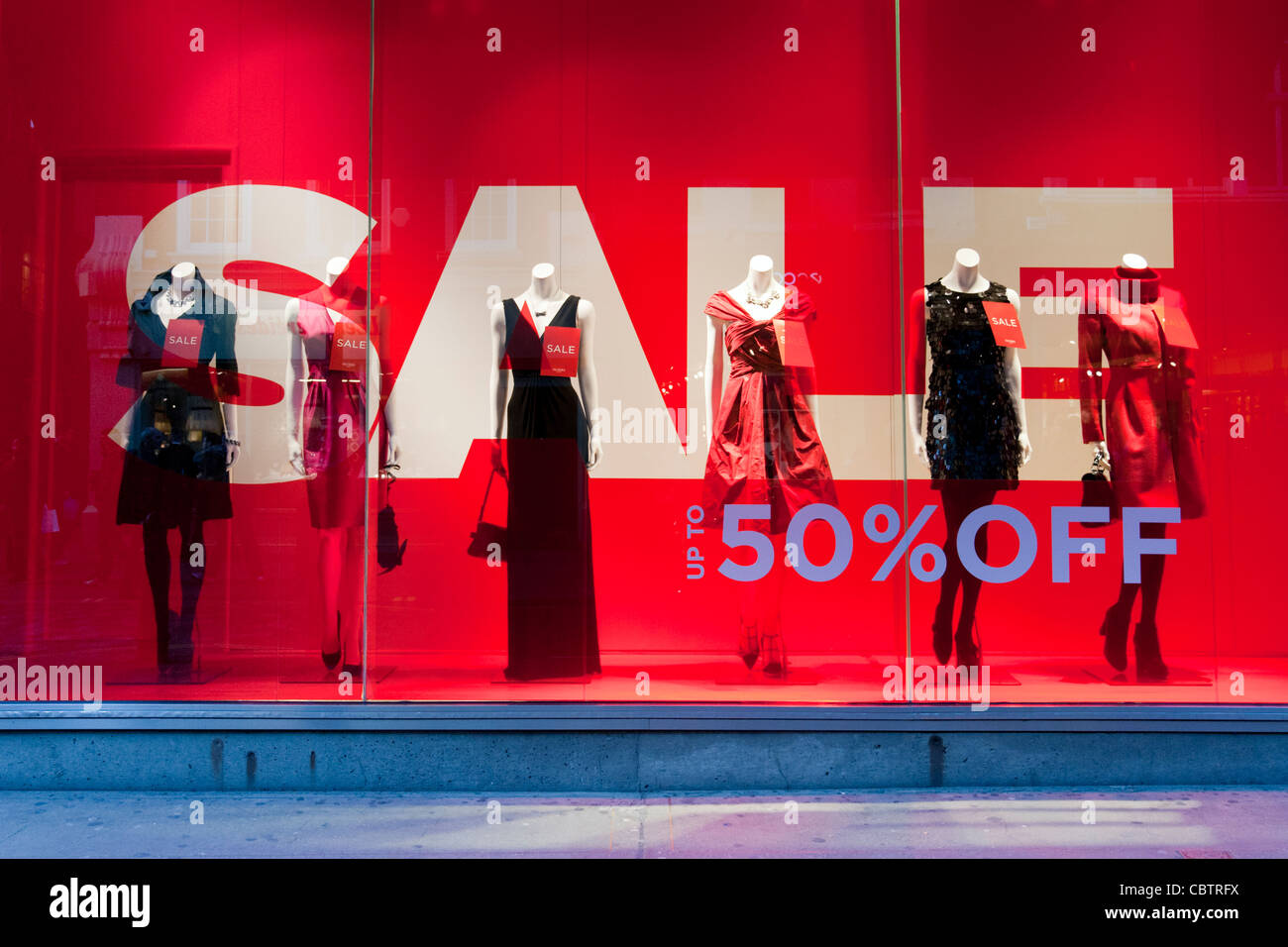 Las ventas de la tienda de ropa en Hobbs, Londres, Inglaterra, Reino Unido. Foto de stock