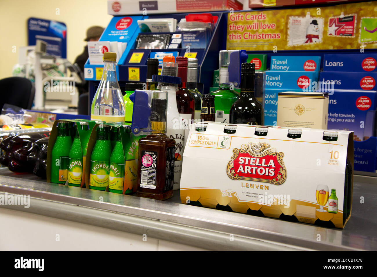 Lotes de alcohol en el supermercado Tesco en el check-out, UK Foto de stock