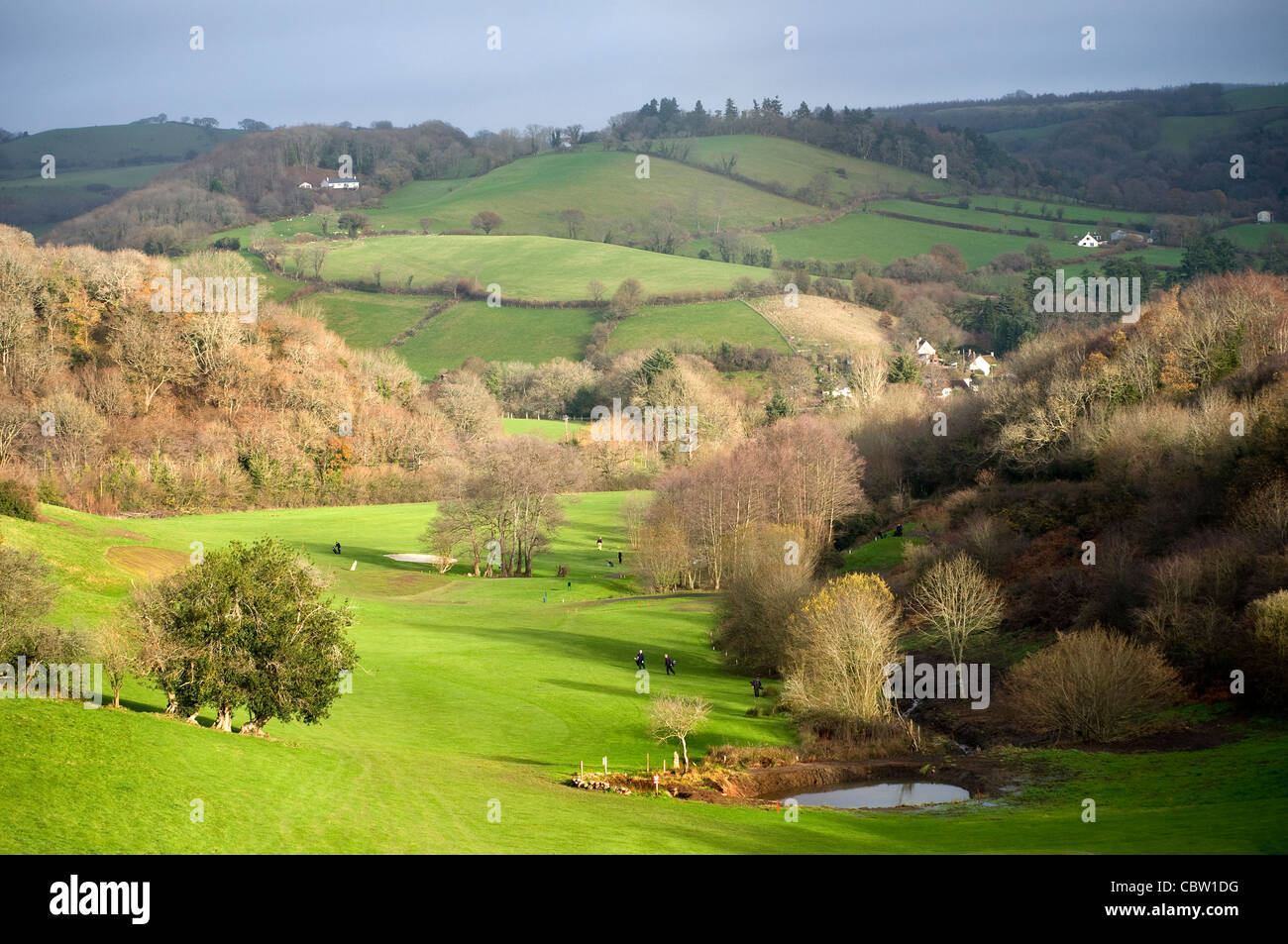 Teign valley Golf Course con aldea de Ashton,Devon,Hamlet, setos
