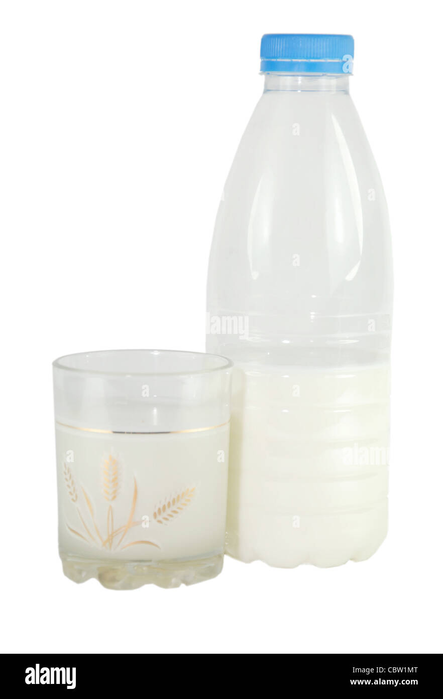 Vidrio, una botella de leche abundante, útil sobre un fondo negro Foto de stock