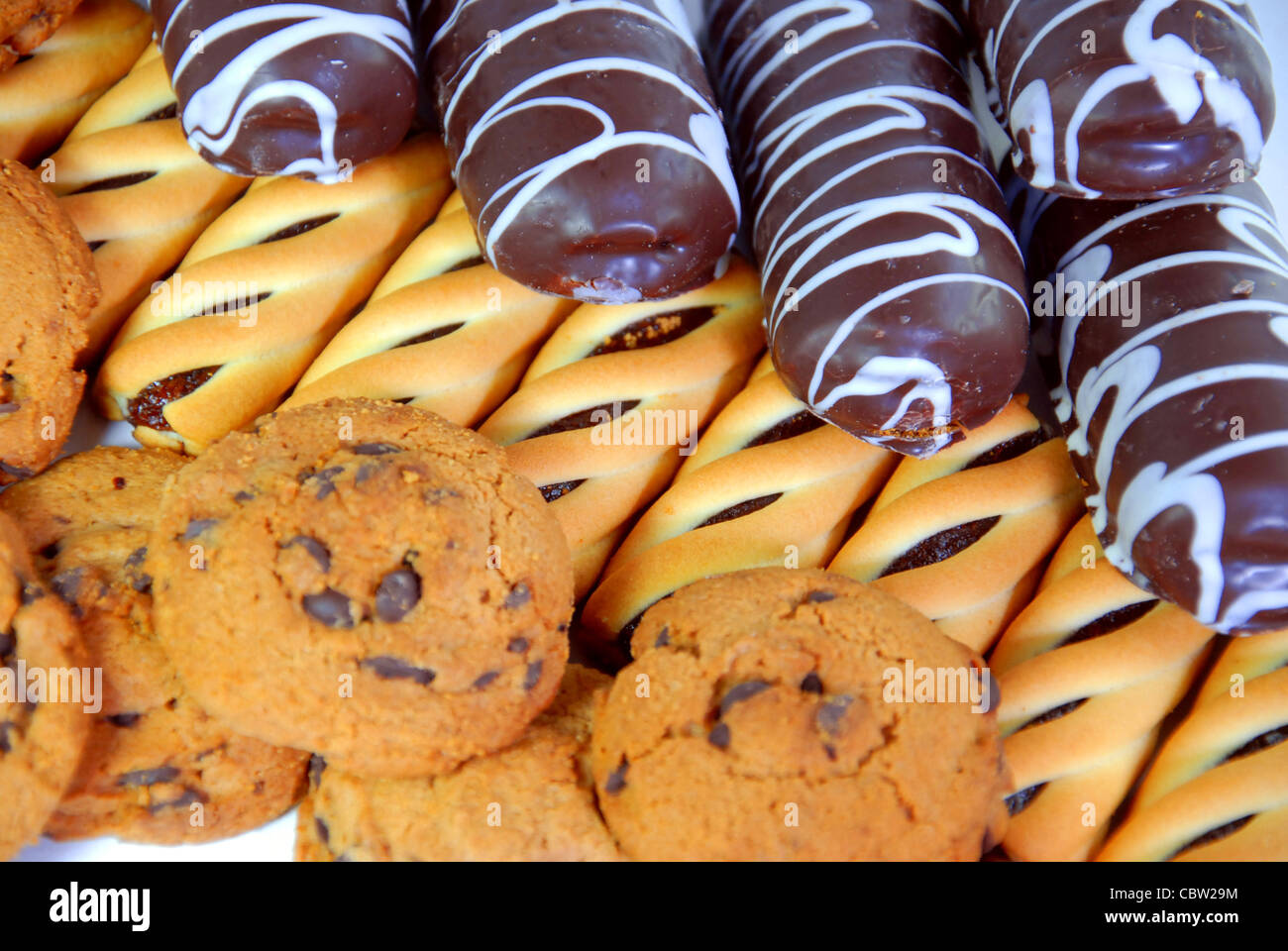 Abundante galletas caseras con sabor a fruta y sabor chocolate Foto de stock