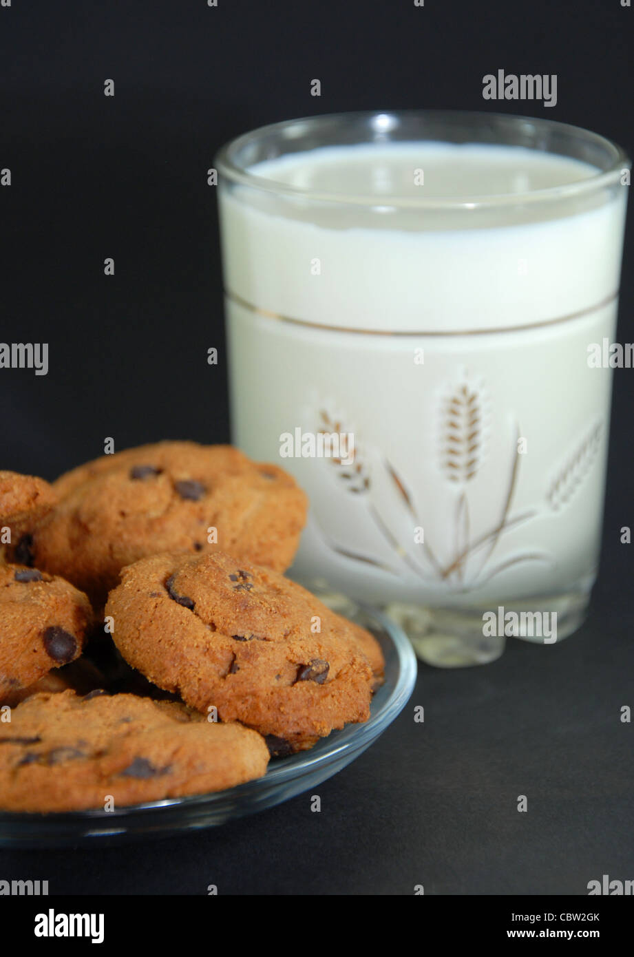 Galletas y leche inicio, servicial, sabrosa, la comida natural con vitaminas Foto de stock