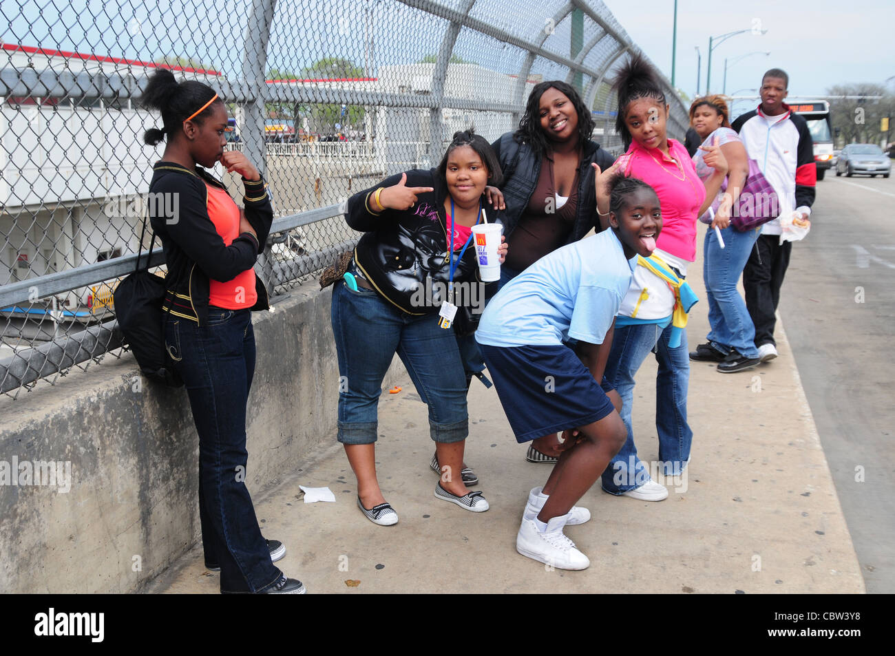 Los escolares en Dan Ryan viduct Chicago, Ill USA, negros, jóvenes, diversión, bromas Foto de stock
