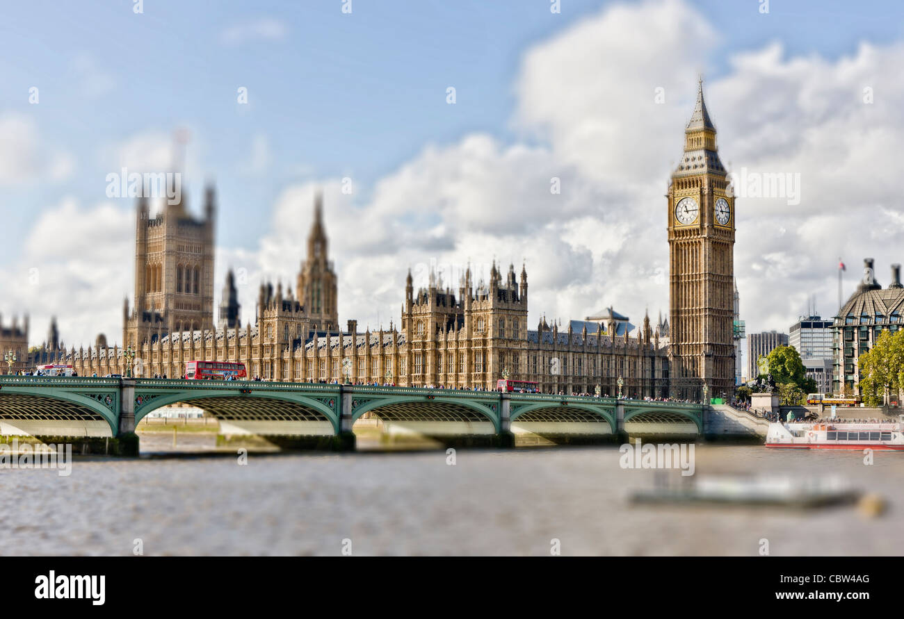 La casa del parlamento y Westminster Bridge sobre el río Támesis, en Westminster, Londres, Inglaterra Foto de stock